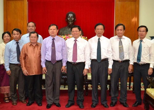 Deputy Secretary Tri (fourth right) and the Paxaxon Newspaper representatives