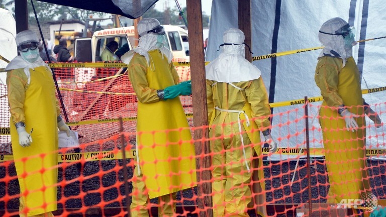 Các bác sĩ thuộc Tổ chức Bác sĩ Không Biên giới đang phục vụ tại khu cách ly bệnh nhân Ebola ở thủ đô Monrovia, Liberia.  Ảnh:AFP