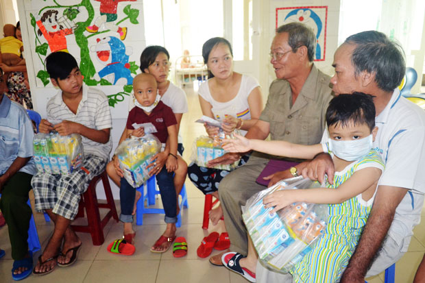 Ông Trần Công Cảnh (thứ 3, từ phải sang) chia sẻ câu chuyện cuộc đời mình với các ông bố bà mẹ đang chăm con bị ung thư tại Bệnh viện Phụ sản-Nhi.