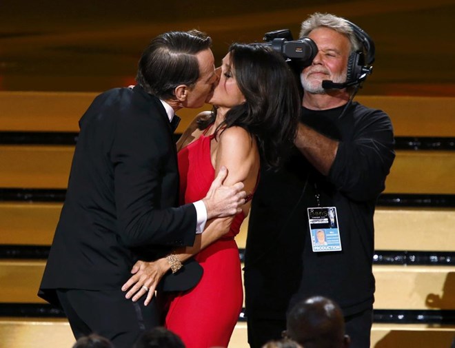 Nam diễn viên Bryan Cranston hôn nữ diễn viên Julia Louis-Dreyfus khi lên nhận giải Emmy 
