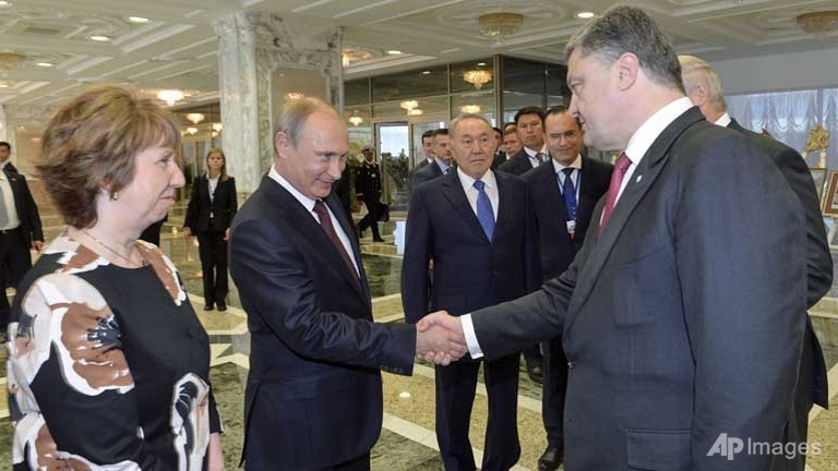 Tổng thống Nga, Vladimir Putin và Tổng thống Ukraine, Petro Poroshenko bắt tay nhau tại cuộc gặp gỡ ngày 26-8-2014 tại thủ đô Minsk, Cộng hòa Belarus.  Ảnh: AP