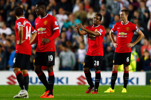 Sự thất vọng của các cầu thủ Manchester United sau bàn thua đầu tiên - Ảnh: Reuters