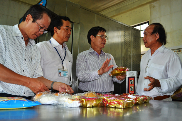 Đoàn liên ngành Trung ương kiểm tra bánh Trung thu tại cơ sở sản xuất trên địa bàn Đà Nẵng.