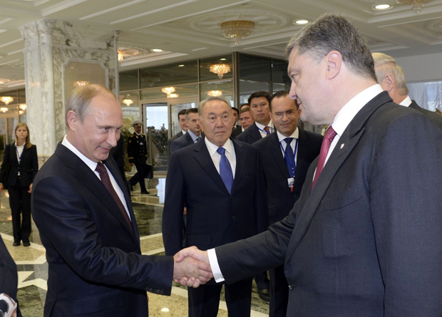 Tổng thống Nga Vladimir Putin (trái) và Tổng thống Ukraine Petro Poroshenko gặp gỡ tại Belarus.  					Ảnh: Reuters