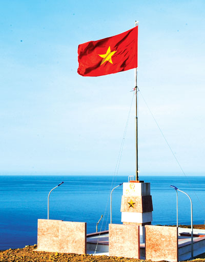 Lá cờ Tổ quốc luôn là biểu tượng rực rỡ của quê hương Việt Nam. Và giờ đây, nó lại được tôn vinh trong năm