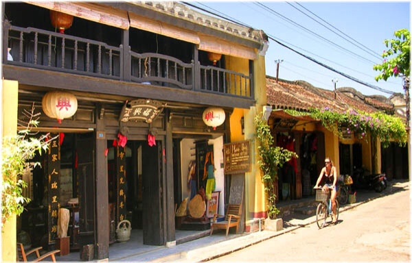 Từ Đà Nẵng, du khách có thể đến thăm phố cổ Hội An