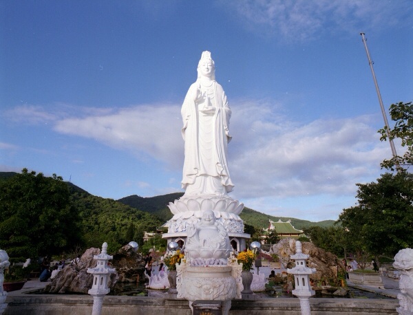 Ngắm tượng Quán Thế Âm tại chùa Linh Ứng