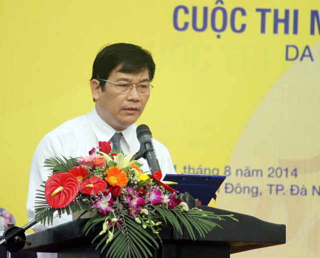 Ông Nguyễn Thanh Quang, Ủy viên Ban Thường vụ Thành ủy, Trưởng Ban Tuyên giáo, đại diện lãnh đạo thành phố chào mừng cuộc thi Marathon Quốc tế Đà Nẵng 2014
