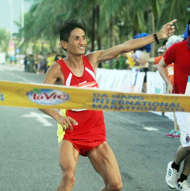 Niềm vui của người chiến thắng trong cuộc đua Marathon Trần Văn Lợi