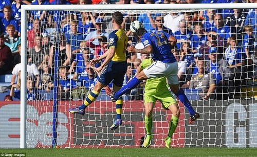 Ulloa giữ lại 1 điểm cho Leicester City (Ảnh: Getty)