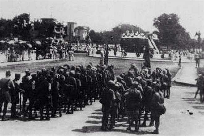 Các lực lượng công binh tham gia tuần hành quanh Quảng trường Ba Đình ngày Lịch sử. 