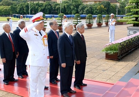 Các đồng chí lãnh đạo Đảng, Nhà nước, Mặt trận Tổ quốc Việt Nam đặt vòng hoa, vào Lăng viếng Chủ tịch Hồ Chí Minh. 