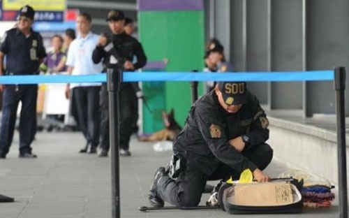 Cảnh sát đang lục soát một va li hành lý “vô chủ” ở cổng đi tại sân bay quốc tế Manila ngay sau khi nhóm đánh bom bị bắt ngày 1-9 - Ảnh: AFP