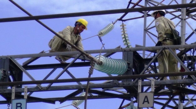 Công nhân công ty Truyền tải điện 2 đang tiến hành sửa chữa lưới điện tại trạm 500 kV Đà Nẵng 