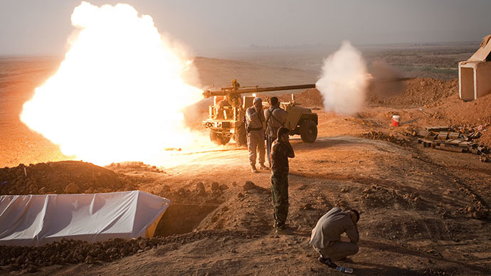 Những chiến binh người Kurd đang sử dụng súng không giật nhằm về phía các vị trí của ISIS trong một trận giao tranh ác liệt ở tỉnh Salaheddin, Iraq, ngày 31-8. Ảnh: AFP 