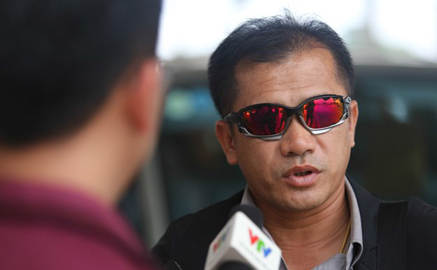 Trưởng đoàn Somsak Sirithum trả lời báo giới thay cho huấn luyện viên trưởng chưa có mặt.