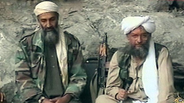 Zawahiri (phải) và người tiền nhiệm Osama bin Laden trong một bức ảnh chụp năm 2001.