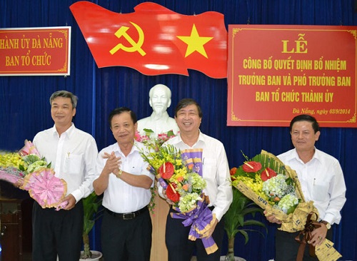 The Secretary of the municipal Party Committee, Mr Tran Tho (2nd left), presenting flowers to Mr Bui Van Tieng (2nd right), Mr Tran Dinh Hong (1st right), and Mr Nguyen Viet Hung (1st left)