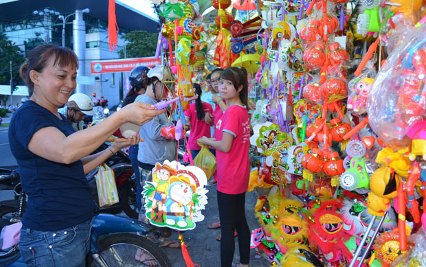 Trong khi các gian hàng bánh Trung thu vắng khách, các sản phẩm hàng Việt như lồng đèn, đồ chơi được khá nhiều người lựa chọn.  Ảnh: THU HÀ