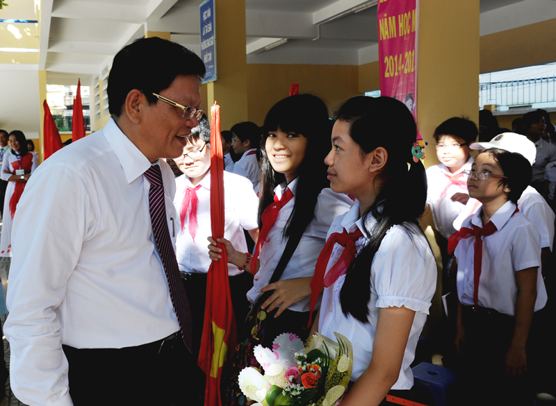 Phó Bí thư Thường trực Thành ủy Võ Công Trí thăm hỏi các em học sinh trường THCS Chu Văn An nhân ngày khai trường.