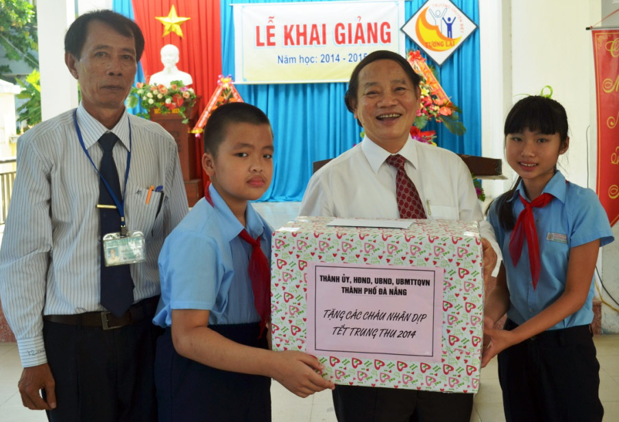 Đồng chí Huỳnh Nghĩa tặng quà trung thu cho các học sinh trường Chuyên biệt Tương Lai.