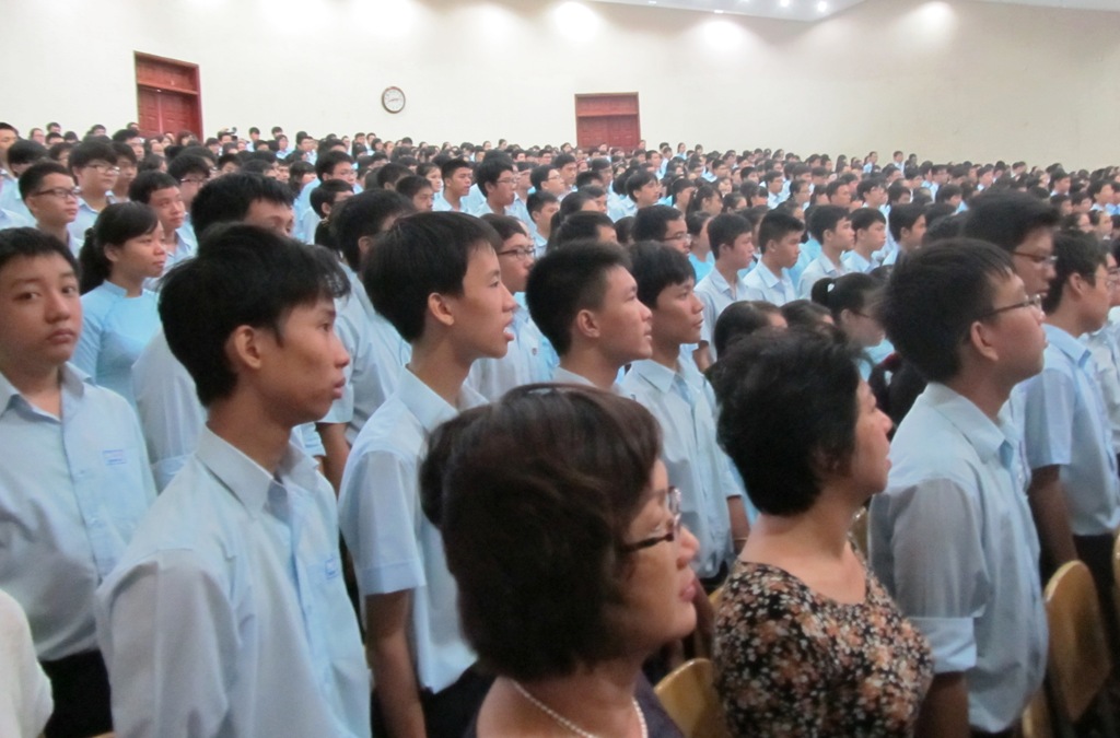 Thầy và trò Trường THPT chuyên Lê Quý Đôn dự lễ khai giảng năm học mới. Ảnh: Ngọc Đoan