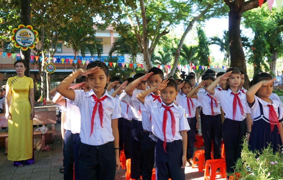 Nét nghiêm trang trên gương mặt các em học sinh Trường tiểu học Hải Vân (quận Liên Chiếu) trong lễ chào cờ khai giảng năm học mới. Ảnh: Bình An