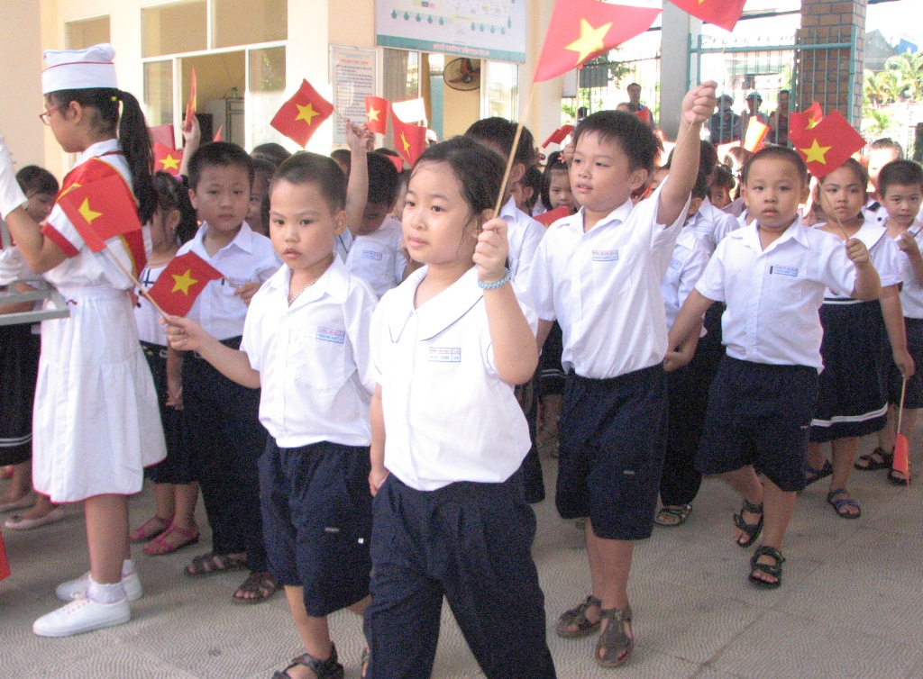 Các em học sinh Trường tiểu học Lê Lai nô nức mừng năm học mới.
