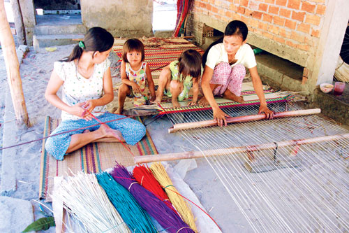 Rắp khung và đưa sợi vào dệt chiếu, mỗi khung dệt thường có hai người thợ thao tác, người đưa sợi và người dệt.