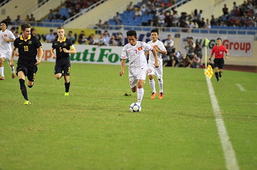 U19 VN (áo trắng) nhập cuộc chủ động. 