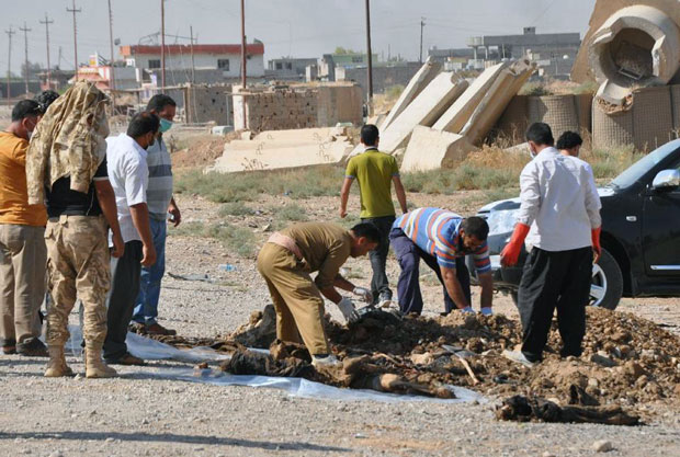 Một hố chôn tập thể vừa được phát hiện ở Iraq sau khi lực lượng người Kurd và Shiite tiếp quản thị trấn Sulaiman Bek từ tay các chiến binh thánh chiến. 			Ảnh: AFP