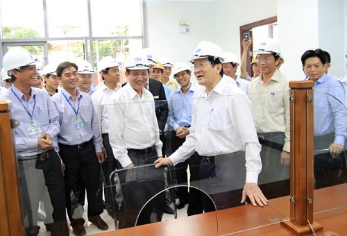  State President Truong Tan Sang and the Secretary of the Da Nang Party Committee, Mr Tran Tho, visiting the centre before operation began.