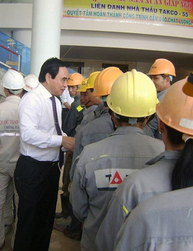 The municipal People’s Committee Chairman, Mr Van Huu Chien, extending Tet greetings to workers at the construction site.