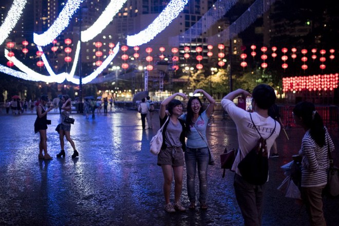 Ở Hong Kong, người dân luôn đón Trung thu bằng Lễ hội Đèn lồng truyền thống rực rỡ, các điệu múa lân sư rồng và bánh nướng. Ảnh: AFP