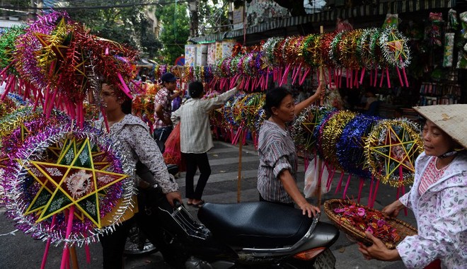  Phố Hàng Mã, điểm hẹn hấp dẫn nhất mùa Trung thu ở Hà Nội với vô số loại đồ chơi, mũ nón, váy áo hóa trang. Với người Việt Nam, Trung thu là ngày tết đặc biệt dành cho trẻ em. Ảnh: AFP