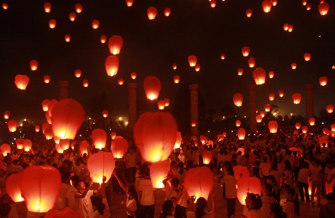 Hàng trăm chiếc đèn lồng giấy thắp sáng bầu trời tỉnh Giang Tây, Trung Quốc, vào đêm rằm. Ảnh: Reuters