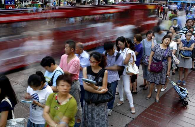 Dòng người kiên nhẫn xếp hàng chờ được cầm trên tay những chiếc bánh Trung thu thơm ngon ở Thượng Hải, Trung Quốc. Ảnh: Reuters