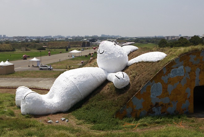 Con thỏ trắng khổng lồ dài hơn 25 mét được trưng bày tại một nhà chứa máy bay cũ ở huyện Đào Viên, phía bắc Đài Loan. Tác phẩm mang tên 