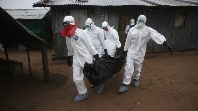 Một đội chống dịch Ebola ở Liberia đưa thi thể một bệnh nhân ra khỏi nhà hôm 17/8. (Ảnh: Getty)