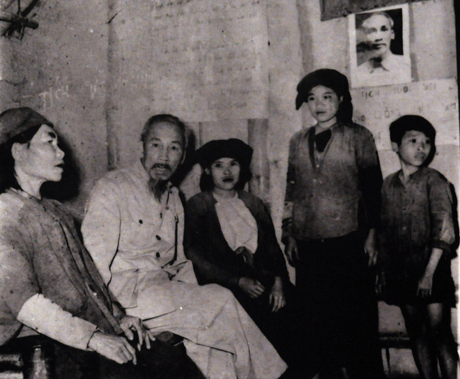Chủ tịch Hồ Chí Minh thăm gia đình chị Bân ở xã Trung Nghĩa, huyện Hiệp Hòa (Bắc Giang), nghe nông dân báo cáo tình hình sản xuất và đời sống của bà con sau khi thực hiện cái cách ruộng đất, ngày 8-2-1955.