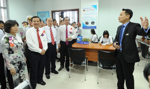 City leaders visiting a department’s working area