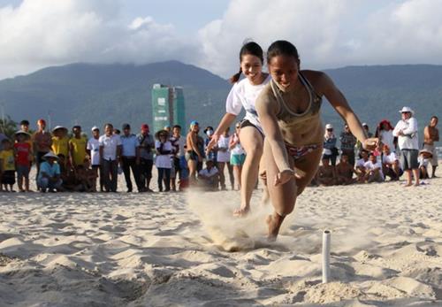   A contestant from the Philippines won the first prize of “Cuop co” (capturing the flag) competition for women.