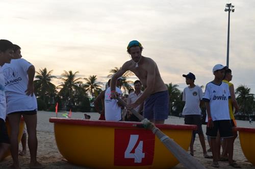  An Australian contestant warming up for his coracle race.