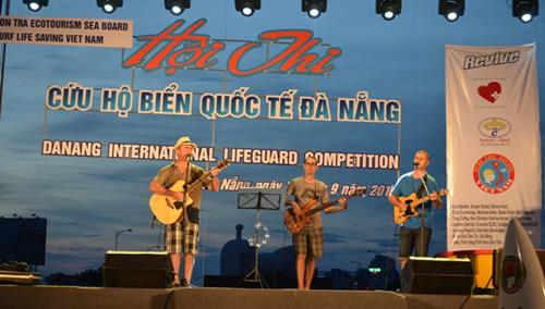  A musical performance by some participating contestants.