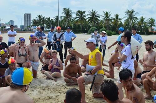 Swimming rules being explained to the contestants … 