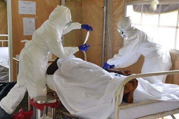 Nhân viên y tế chăm sóc một bệnh nhân nhiễm Ebola tại bệnh viện ở Biankouma, Côte dIvoire ngày 14/8.