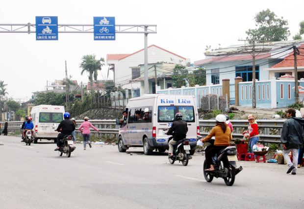 “Bến xe cóc” gần cầu vượt Hòa Cầm luôn hoạt động rất náo nhiệt.