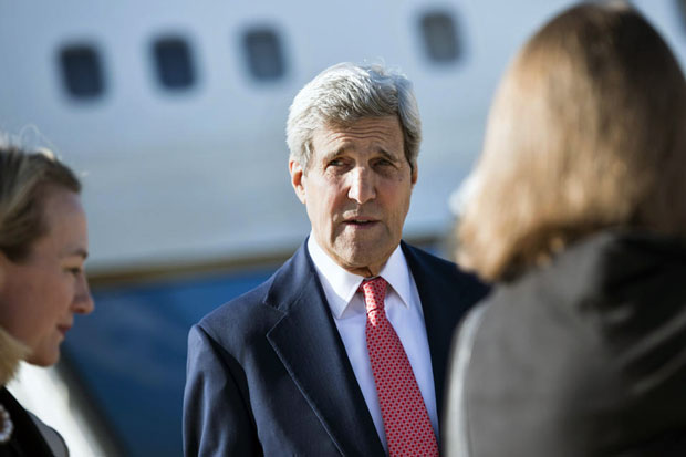 Ngoại trưởng Mỹ John Kerry (giữa) bất ngờ đến Iraq, bày tỏ sự ủng hộ của Washington đối với chính phủ Baghdad.  			                 Ảnh: AP