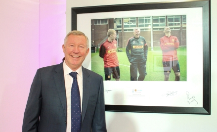 Sir Alex bên cạnh một bức ảnh đem bán đấu giá. Ảnh: ManUtd.