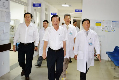 Chairman Tho visiting the hospital 